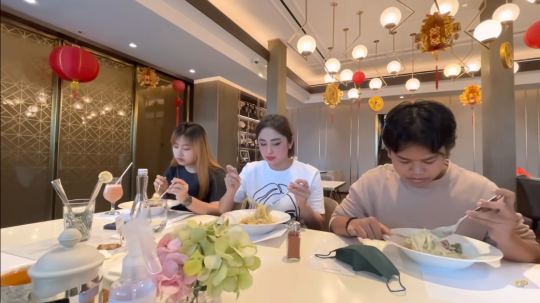 Siapa Yang Menyangka Bahwa Dewi Perssik Ternyata Menyukai Makanan Berikut Ini