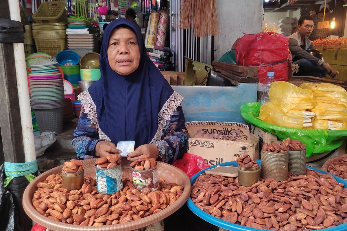 20 Tahun Berjualan Buah Kenari, Ibu Sahrin Berhasil Menyekolahkan 9 Anak