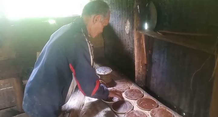 Musim Hujan, Produksi Gula Aren Kerinci Tetap Stabil