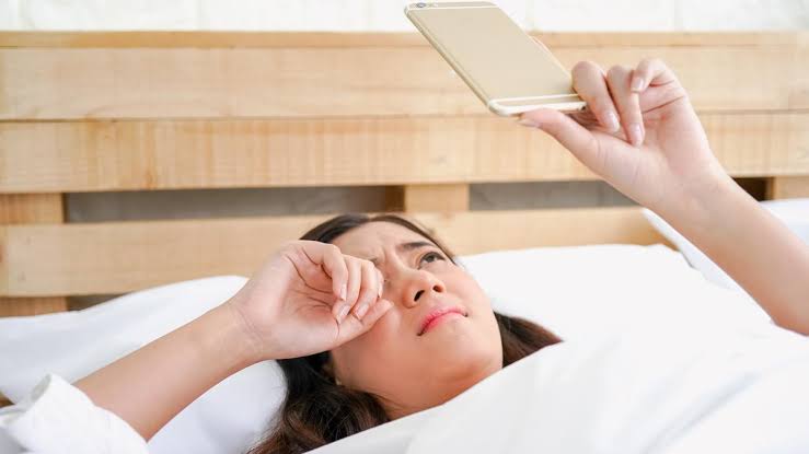 Dampak Negatif Membuka Handphone Ketika Baru Bangun Tidur