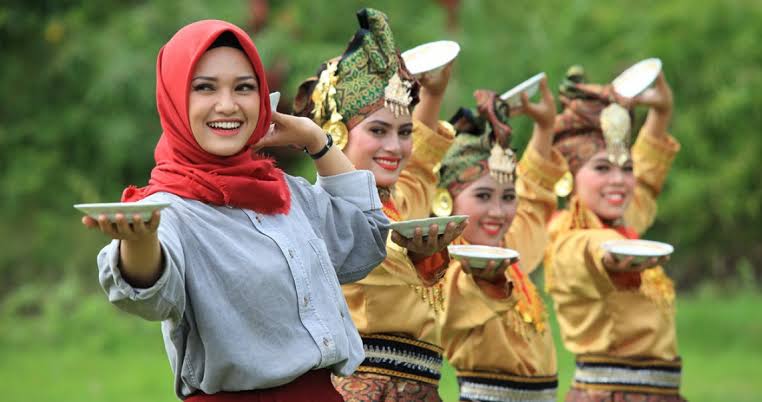 Tarian Ini Menggambarkan Rasa Bahagia Dan Syukur Masyarakat Minangkabau