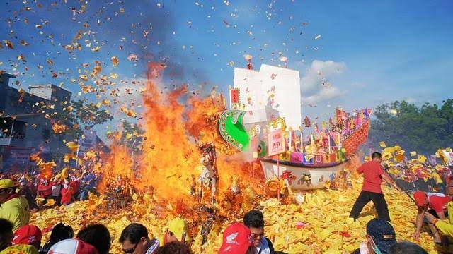 Tradisi Festival Bakar Tongkang