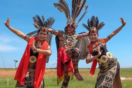 Tari Kinyah Mandau, Tarian Dengan Unsur Bela Diri, Perang, Dan Teater