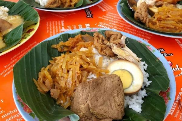 Tahu Pong, Es Cong Lik, Dan Nasi Ayam: Kombinasi Pas Yang Wajib Anda Coba