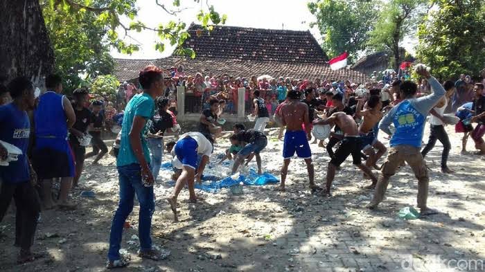  Ritual-Ritual Unik Indonesia Yang Membuat Anda Tercengang
